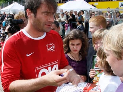 Nach dem Spiel schrieb Sasha fleißig Autogramme. Der Nachmittag hat sich für die Fans und für die Herz-Kinder-Hilfe Hamburg sehr gelohnt. Insgesamt wurde eine Rekordsumme in Höhe von 55.000 Euro eingenommen! Einfach toll! Wir freuen uns schon auf das nächste Jahr!