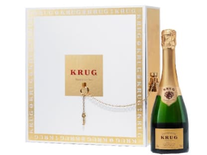 Ein Prosit auf die Liebe! In dieser kleinen Schatztruhe verbirgt sich eine kleine Flasche Grande-Cuvee-Champagner und zwei passende Gläser. Damit begießen wir den Bund fürs Leben! Treasure for Two Box von Krug, ca. 95 Euro