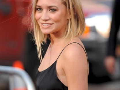 Ashley Olsen lächelt in die Kameras