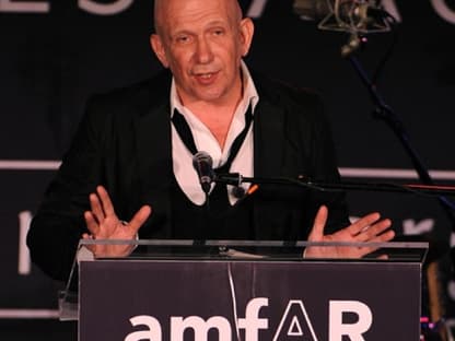 Der Designer erhielt eine "amfAR"-Auszeichnung für seinen Beitrag zur Mode 