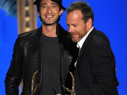 Große Freude auch bei "24"-Star Kiefer Sutherland. Sein Kollege Adrien Brody überreichte ihm die Auszeichnung "Biggest Ass Kicker"