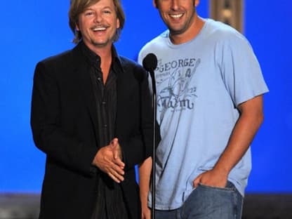 Schauspieler David Spade übergab gemeinsam mit Adam Sandler eine Trophäe ...