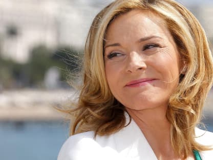 Kim Cattrall guckt zur Seite