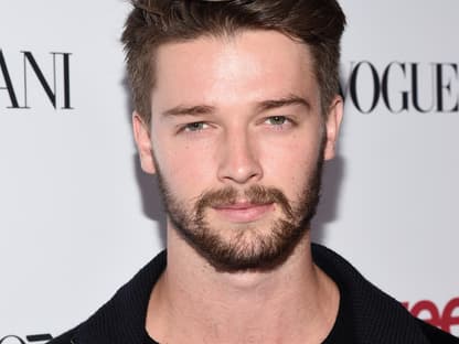 Patrick Schwarzenegger guckt ernst