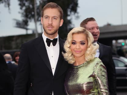 Rita Ora und ihr Ex Calvin Harris auf dem roten Teppich.