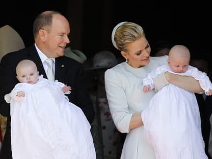 Charlène von Monaco mit Albert und den Zwillingen bei ihrer Taufe