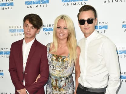 Pamela Anderson lächelt mit ihren Söhnen Brandon und Dylan