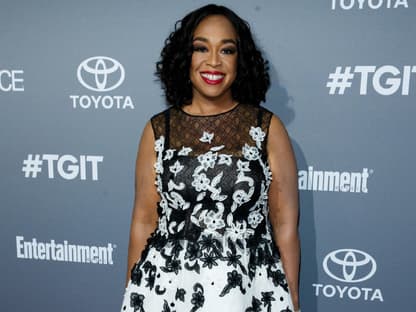 Shonda Rhimes lächelt in die Kamera.