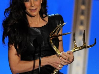 Es war der Moment, bei dem das gesamte Publikum den Atem anhielt: Sandra Bullock nahm überraschend den "Troops Choice Award" selbst entgegen. Für die Schauspielerin war es der erste öffentliche Auftritt nach dem Skandal um ihren Noch-Ehemann Jesse James
