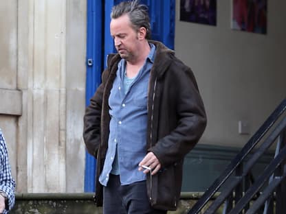 Matthew Perry guckt unglücklich mit Zigarette in der Hand.