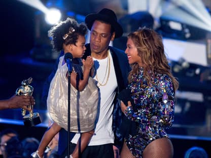 Blue Ivy 2012 mit Jay-Z und Beyonce auf der Bühne