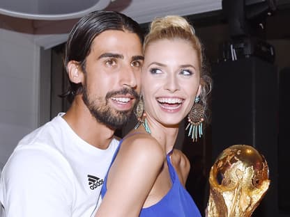 Sami Khedira umarmt Lena Gercke von hinten