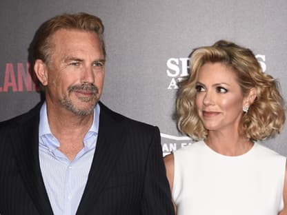 Kevin Costner wird glücklich von Christine Baumgartner angeschaut