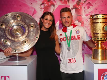 Joshua Kimmich mit Freundin Lina und Trophäen