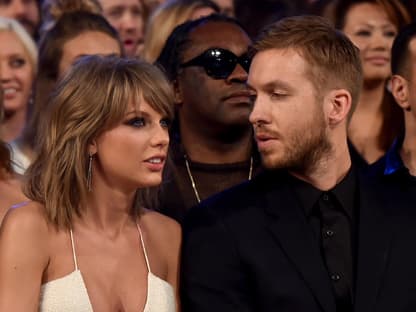 Taylor Swift und Calvin Harris sitzen nebeneinander