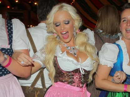 Daniela Katzenberger schunkelt 2010 auf dem Münchener Oktoberfest