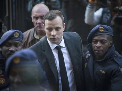 Oscar Pistorius mit Polizisten