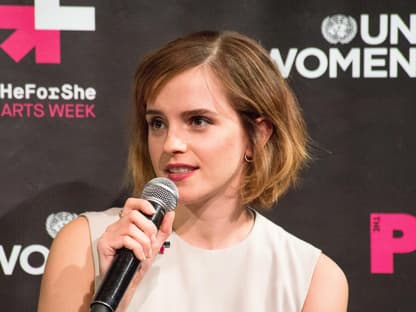 Emma Watson hält ein Mikrofon in der Hand, während sie ein Interview gibt