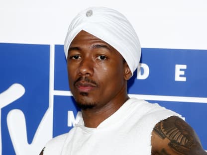 Nick Cannon mit trägt ein weißes Outfit mit Turban.