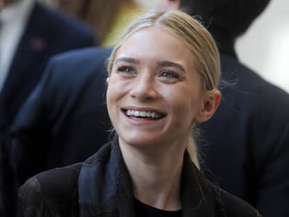 Ashley Olsen schaut schräg nach oben