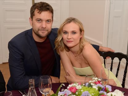 Joshua Jackson und Diane Kruger sitzen zusammen am Tisch