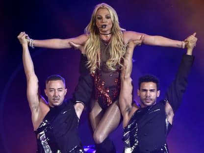 Britney Spears wird von Tänzern in die Luft gestemmt