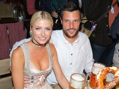 Lena Gercke & Kilian Müller-Wohlfahrt sitzen nebeneinander