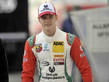 Mick Schumacher in Rennfahreroutfit.