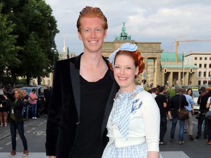 Tobias Staerbo & Enie van de Meiklokjes vorm Brandenburger Tor