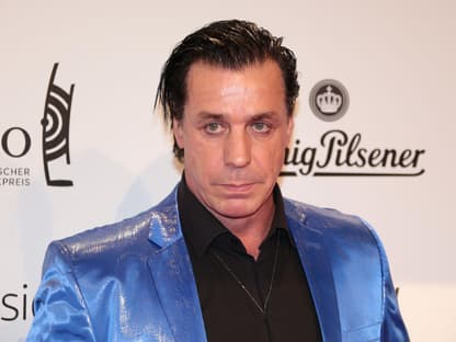 Till Lindemann schaut ernst.