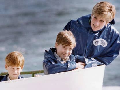 Prinzessin Diana mit ihren Söhnen Harry und William beim Segeln