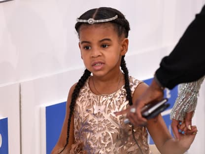 Blue Ivy Carter mit Kopfschmuck