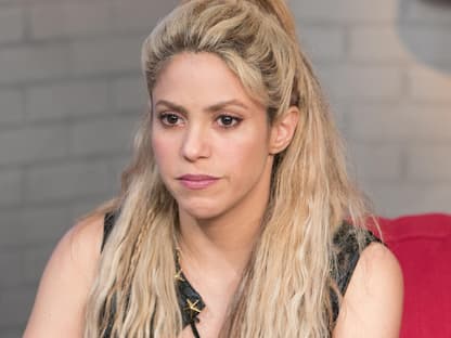 Shakira guckt nüchtern.