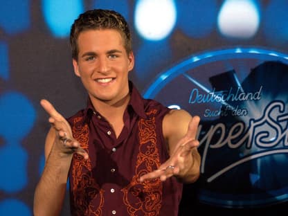 Alexander Klaws vor dem DSDS-Logo