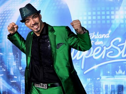 Mehrzad Marashi vor dem DSDS-Logo