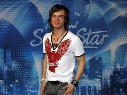 Thomas Godoj vor dem DSDS-Logo