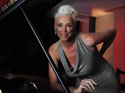 Brigitte Nielson in silbernen Kleid