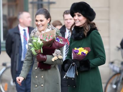 Prinzessin Kate und Prinzessin Victoria mit langen Mänteln 