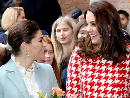 Prinzessin Kate und Prinzessin Victoria lachen sich an 