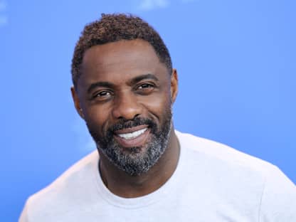 Idris Elba lächelt 