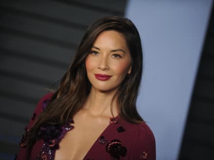 Olivia Munn guckt ernst