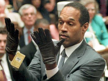 O.J. Simpson probiert Handschuhe im Gerichtssaal an