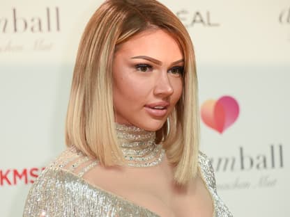 Shirin David sieht zur Seite