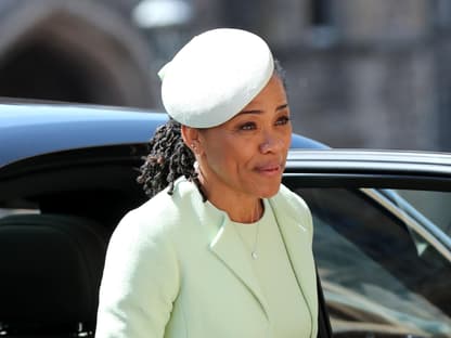 Doria Ragland steigt im grünen Kleid aus dem Auto