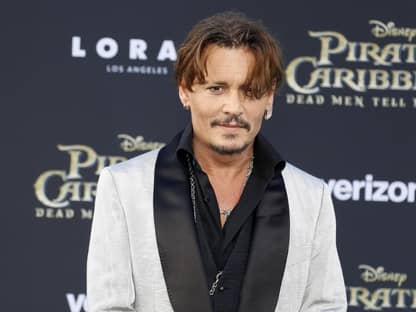 Johnny Depp lächelt leicht