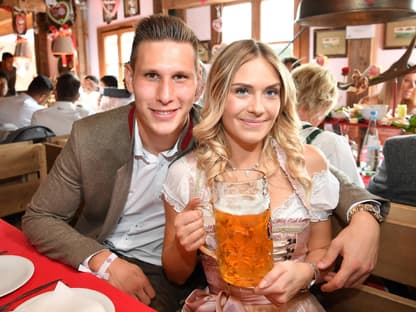 Niklas Füllkrug und Frau mit Bierkrug