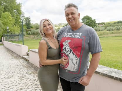 Elke und Frank Fussbroich posieren for einer Wand und Wiese