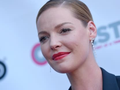 Katherine Heigl guckt in die Ferne.