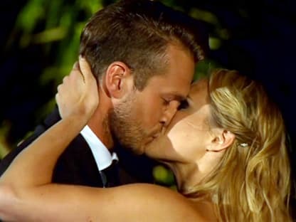 "Bachelorette" Anna Hofbauer küsst Sieger Marvin Albrecht 