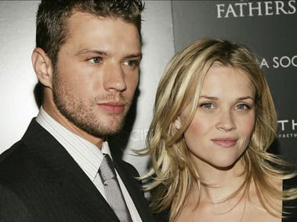 Reese Witherspoon und Ryan Phillippe schauen in die Kamera